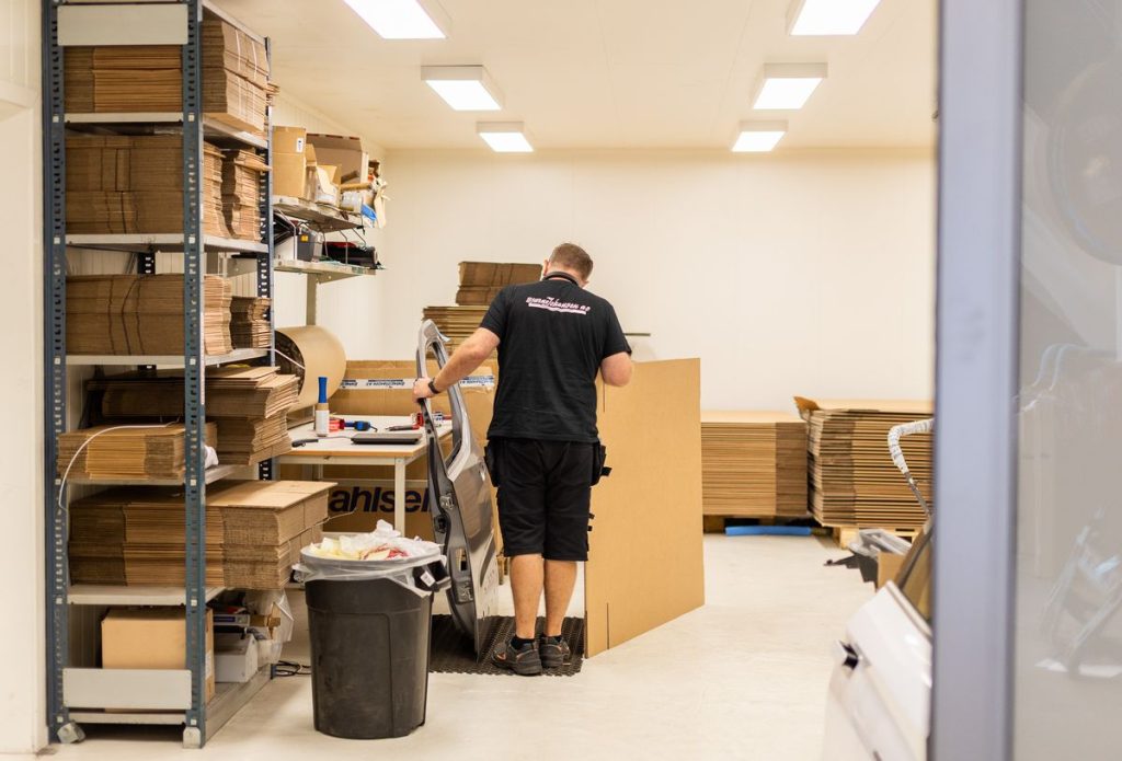 Ansatt pakker bildeler for utsending